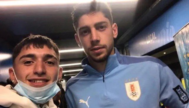 Paul Ortíz se tomó algunas fotos con los jugadores de la selección uruguaya después del partido. Foto: Paul Ortíz