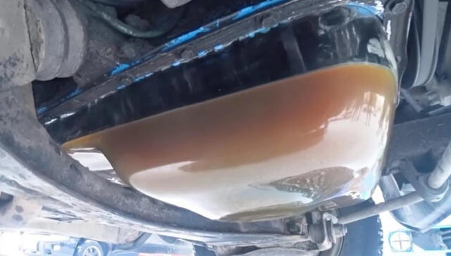 Así luce el aceite de un carro cuando está congelado.