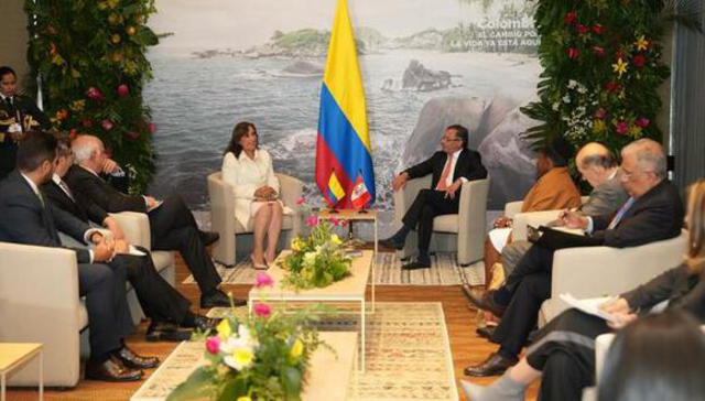 Reunión entre la vicepresidenta del Perú y el nuevo mandatario de Colombia que se llevó a cabo en Colombia