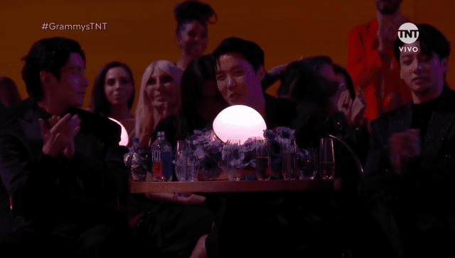 BTS aplaude a las ganadoras del Grammy. Foto: captura