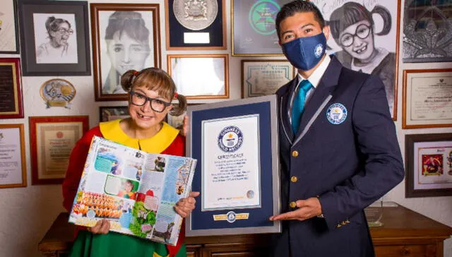 Carlos Tapia, adjudicador de los Guinness World Records entrega Récord Guinness a María Antonieta de las Nieves. Foto: Guinness World Records