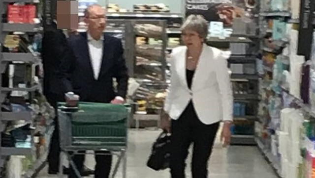 Tras su renuncia, Theresa May va de compras junto a su esposo [FOTOS]