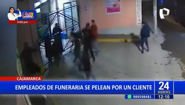 Trabajadores estuvieron esperando a clientes afuera de una funeraria. Foto: Captura Panamericana Televisión    