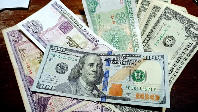  En Cuba, el valor oficial del dólar es fijo, pero en el mercado informal su precio está sujeto a las leyes de la oferta y la demanda. Foto: EFE   