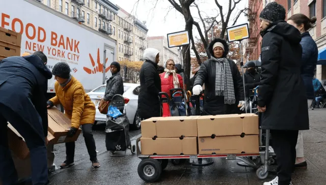 Cada año el Banco de Alimentos de la ciudad de Nueva York destina millones de voluntarios para cubrir la demanda en la temporada navideña. Foto: QNS.    