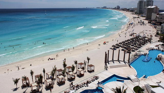 En caso desees programar un viaje al extranjero, puedes optar por visitar las paradisíacas playas de Cancún. Foto: EFE