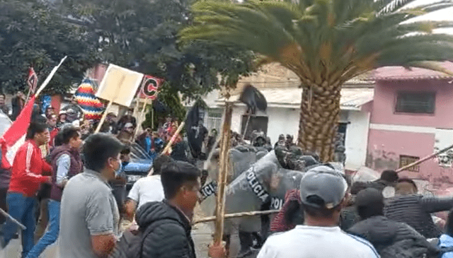 Manifestantes atacan notaría del hermano del premier Otárola