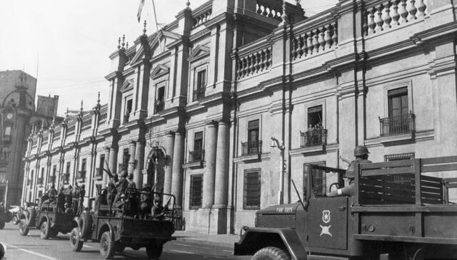 Las tropas se dirigían al Palacio de la Moneda para buscar al jefe de Estado Allende. Foto: Bettmann Archive   