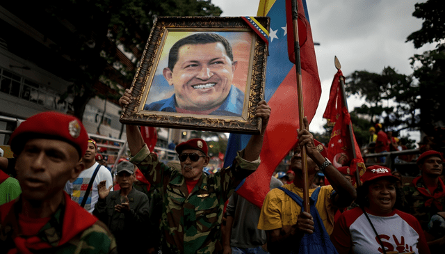 Chávez asumió el mando del poder ejecutivo y 25 años más tarde Venezuela todavía continúa siendo controlada por el chavismo. Foto: AFP   