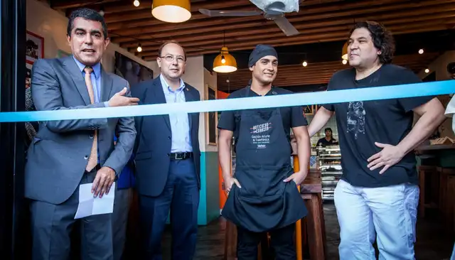  Inauguración del primer local de Anticuchos Bran, Brandon Altamirano junto a Gastón Acurio. Foto: Anticuchos Bran.   