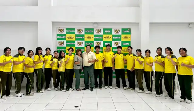 Grupo de 17 alumnos de la I.E. Annie's School que ingresaron a la Universidad Nacional Mayor de San Marcos.