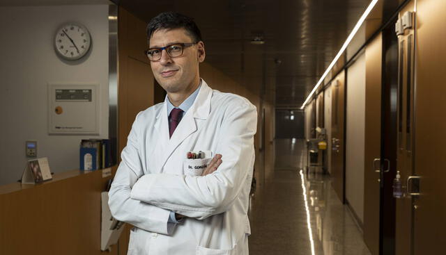 El oncólogo Antonio González, en la sede madrileña de la Clínica Universidad de Navarra. JULIÁN ROJAS | El País