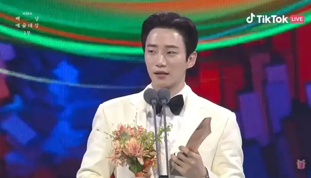 Lee Junho en los Baeksang Arts Awards 2022. Foto: vía TikTok Live