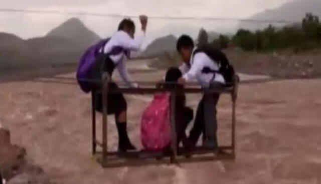 Huancavelica: niños cruzan con sogas caudaloso río para llegar al colegio [VIDEO]