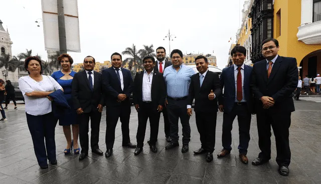 Virtuales legisladores de Somos Perú tras su reunión con el presidente Martín Vizcarra. Foto: La República.