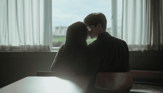 Beso de Nam Ra y Soo Hyuk de Estamos muertos. Foto: Netflix