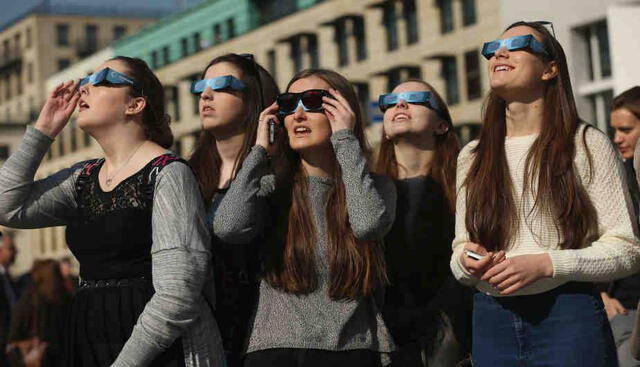  Los lentes especiales para ver un eclipse son mil veces más oscuros que gafas comunes para sol. Foto: Getty images   