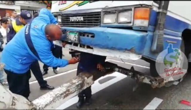 Surco: Cobrador se metió debajo de su cúster para impedir que se la decomisaran [VIDEO] 