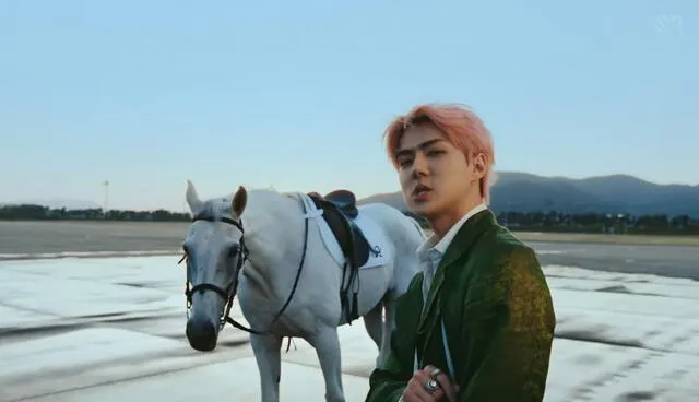 Sehun junto a Maximus en "On me". Foto: captura