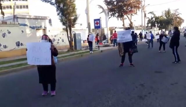Familiares protestaron en las afueras de hospital de Tacna, para pedir información sobre sus parientes.