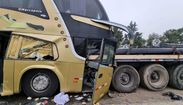  Bus chocó contra la parte trasera de un tráiler en Surco. Foto: Omar Coca/La República   