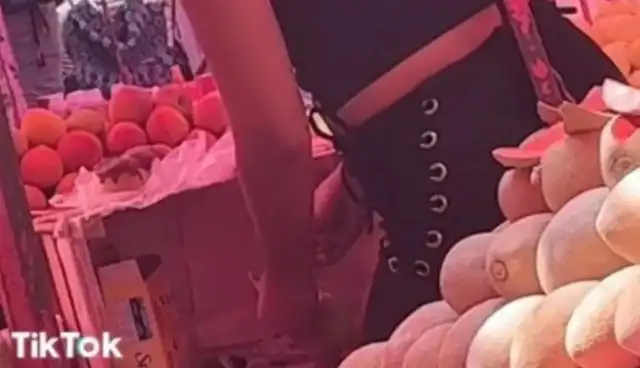 Vendedora pone azúcar a muestras de sandías. Foto: captura de TikTok<br><br> Vendedora pone azúcar a muestras de sandías. Foto: captura de TikTok<br><br>