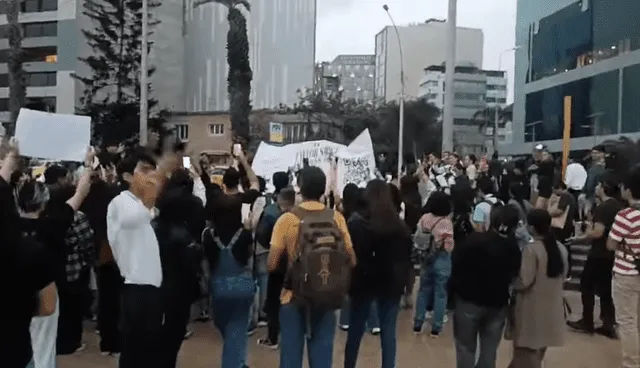 Swifties caminaron por zonas de Miraflores. Foto: RPP   