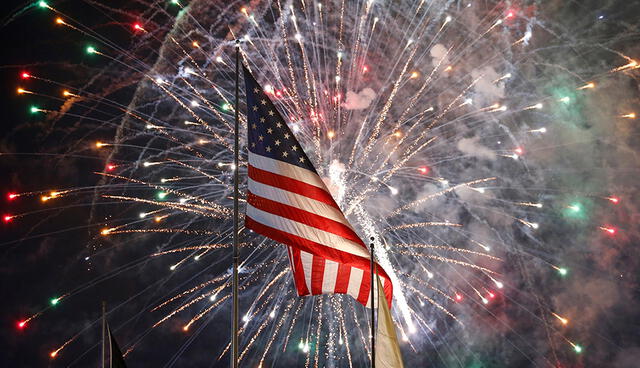  El 4 de julio, Estados Unidos celebra su independencia con fuegos artificiales que simbolizan libertad y patriotismo. Foto: AARP   
