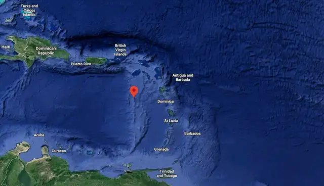 Ubicada a 547 km de Venezuela y 225 km de Dominica, este territorio de solo 375 metros de largo genera una Zona Económica Exclusiva que se disputan otros países del Caribe por sus características. Ubicada a 547 km de Venezuela y 225 km de Dominica, este territorio de solo 375 metros de largo genera una Zona Económica Exclusiva que se disputan otros países del Caribe por sus características.
