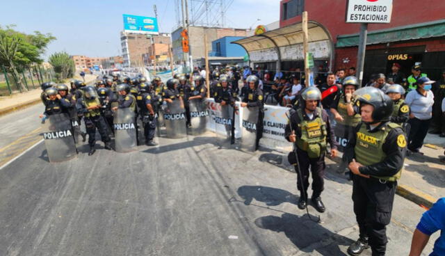 Policías en el exterior de San Marcos, el día de la Marcha hacia Lima. Fotos: Mary Luz Aranda / URPI-LR