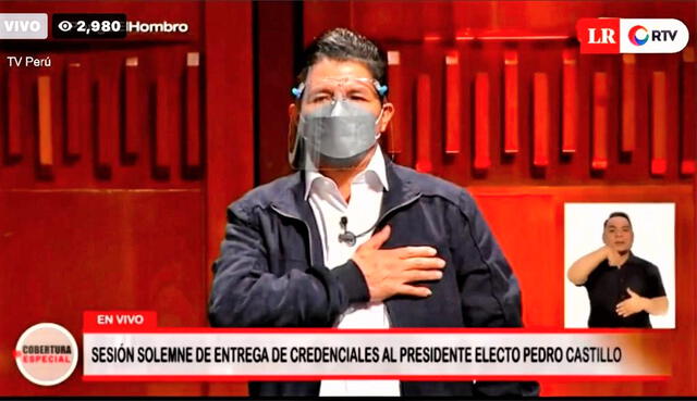 Presidente electo, Pedro Castillo, entona el himno nacional en el día de la entrega de sus credenciales como jefe del Estado peruano.