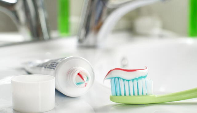 ¿Por qué no debes mojar el cepillo y la pasta antes de lavarte los dientes? Te lo contamos