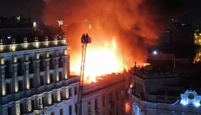 Incendio de edificio cerca a Plaza San Martín. Foto: Luis Gallardo / URPI-LR