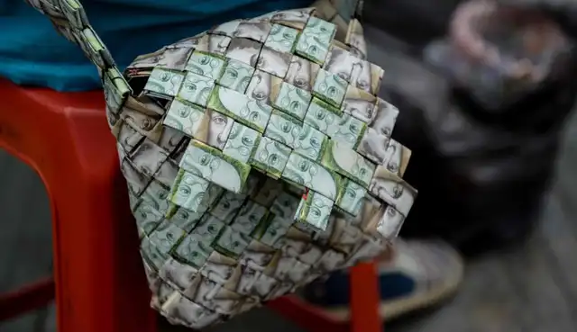 ¿Qué hacen los venezolanos con el devaluado Bolívar? ¿Qué hacen los venezolanos con el devaluado Bolívar?