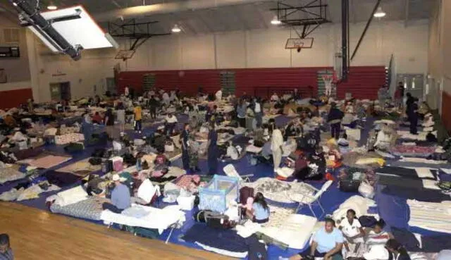  Los gimnasios de las escuelas en Gander se convirtieron en refugio para las personas cuyos vuelos fueron desviados por el 11 de septiembre. Foto: Alamy   