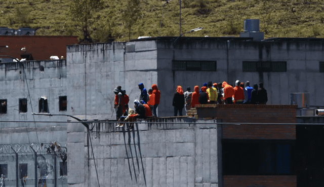  Presos toman los techos de la cárcel El Turi, en la ciudad de Cuenca, Ecuador. Foto: EFE   