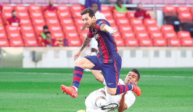 Lionel Messi y Casemiro disputan un balón en el clásico de ida. Foto: AFP