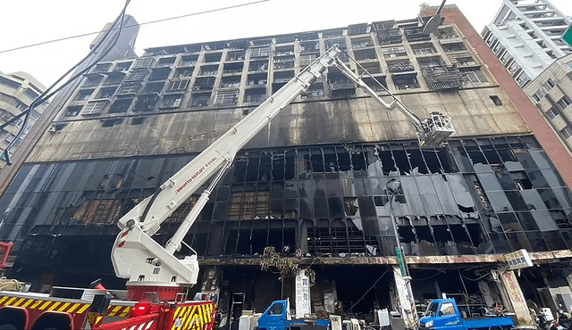 Extensión del daño causado por el incendio del edificio, con grandes marcas de quemaduras que cubren grandes partes. Foto: AFP