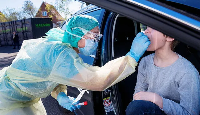 Un joven es testeado en un centro de pruebas en el Hospital Holbaek en Dinamarca el 21 de abril de 2020.