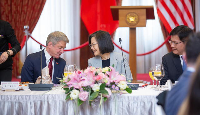  Michael McCaul con la presidente de Taiwán, Tsai Ing-wen. Foto: AFP   