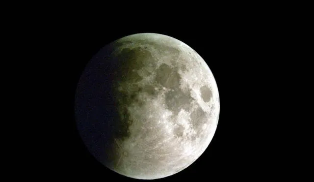  La Luna durante un eclipse lunar parcial. Foto: JM Sánchez Martínez/Agencia Sinc    