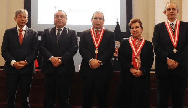  Víctor Mejía Ninacóndor acompañados de las autoridades del Poder Judicial. Foto: Sunat.   