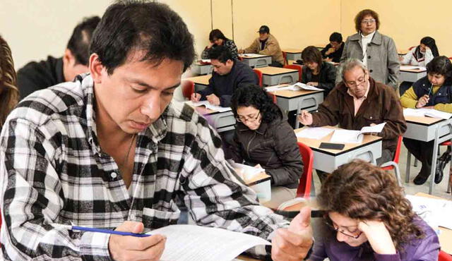 El Ministerio de Educación anunció que cerca de 90.000 maestros participarán en el Concurso de Ascenso Docente 2024. Foto: composición LR/Andina   