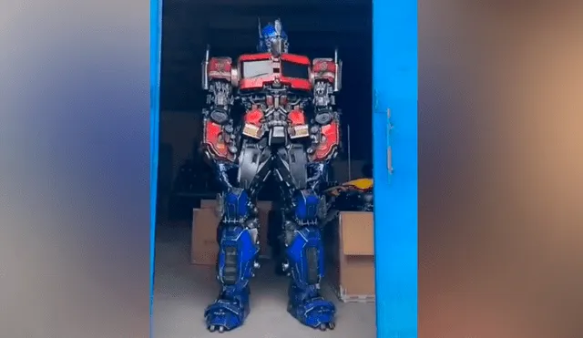 Desliza las imágenes para ver el resultado de este increíble cosplay ‘ultra realista’ de Optimus Prime, personaje de los Transformers. Fotocapturas: dominicdaron/TikTok