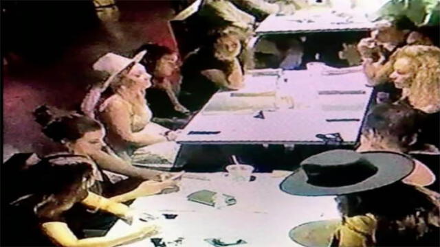 En las cámaras del local quedó grabado el momento en que estuvieron en las mesas sin cumplir las medidas contra el coronavirus. Foto: Mikey Corona  ( BuzzFeed News)