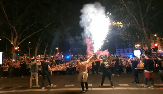 La hinchada del Atlético de Madrid armó la fiesta en las afueras del Wanda Metropolitano. Foto: Difusión.