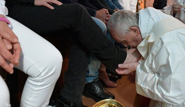Papa Francisco lava y besa los pies de 12 internos de un penal en Roma 