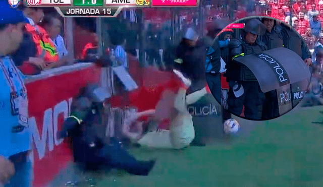Jugador del América no pudo frenar y derribó a una policía en la Liga MX [VIDEO]