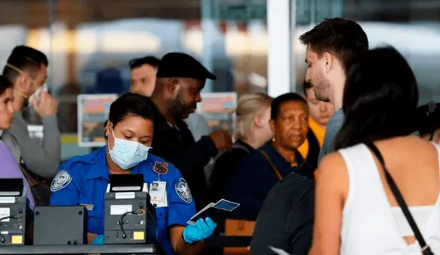 Agentes de seguridad chequeando pasaportes de pasajeros en el J.F.Kennedy. Foto: AP