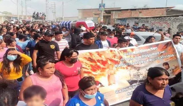 Muchas personas acompañaron al cuerpo de pescador fallecido en Uruguay. Foto: Lampazos